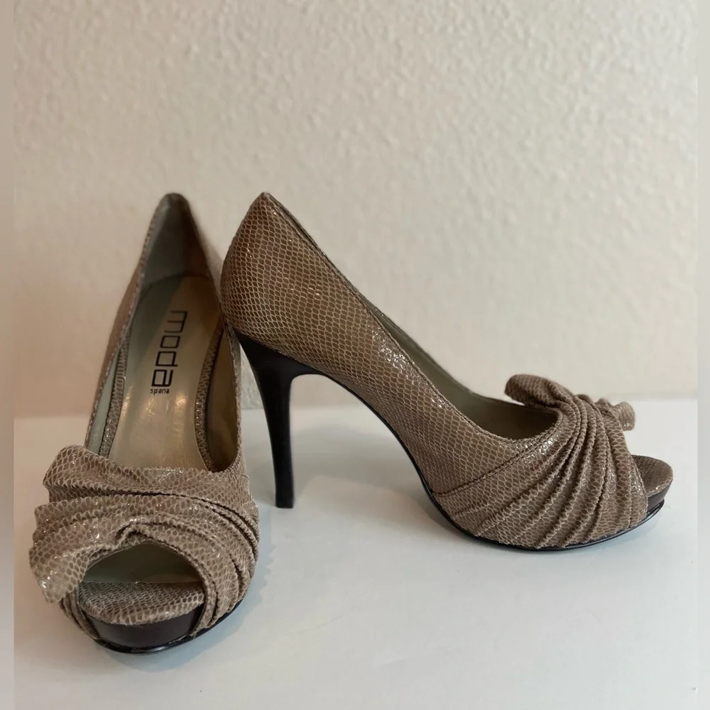 Moda Spana~Like New~Shimmery Taupe Faux Snakeskin Peep Toe Stilettos~Size 6